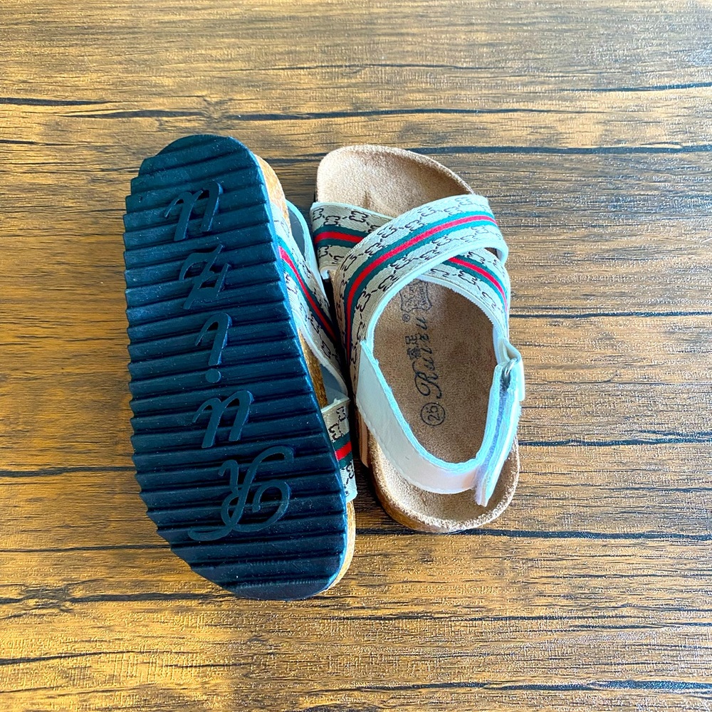 Sandalias para niños color blanco con lineas rojas muy bonitos